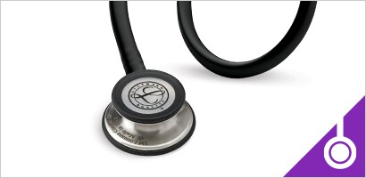 3M Littmann Classic III stetoskop na beloj pozadini.
