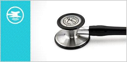 Krupni kadar nastavka za grudni koš 3M Littmann Cardiology III stetoskopa plus ikonica podesive membrane u beloj boji na cijan plavoj pozadini.
