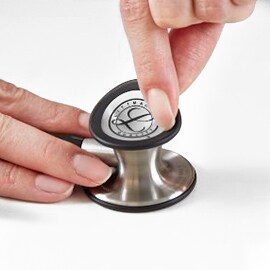 Prsti koji uklanjaju podesivu membranu sa zvona 3M Littmann Classic III stetoskopa.